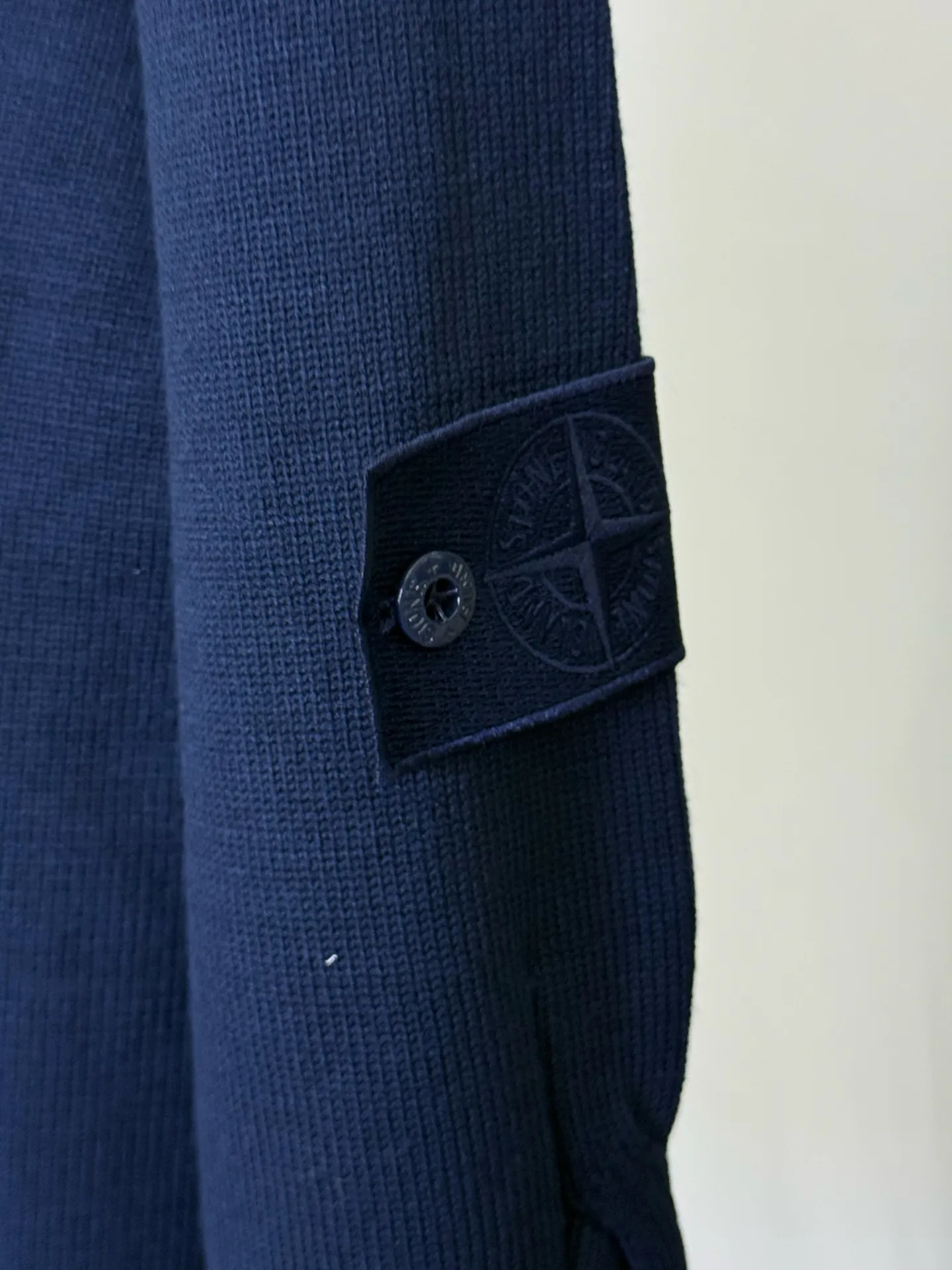 P400 💕Stone Island’s knitted sweater turns the workwear texture into a street-recognizable card. In the “style coordinate system” of trendy brands, Stone Island’s navy blue round-neck knitted sweater is the golden intersection of “function and style”.  It uses solid knitting technology to create a neat silhouette. The low-key cross logo on the chest and the brand's iconic detail design are the fashionable luxury code engraved in the DNA of Stone Island. The navy blue model hides a hard-core texture in simplicity; the classic round neck is suitable for all styles and is a "style converter" in the wardrobe.  As an ingenious work of an Italian fashionable luxury brand, its knitted texture is crisp and tough, and the upper body has a tough aura of workwear style while being comfortable for daily wear. Whether paired with overalls to create a functional trend, or paired with jeans to create a street style, you can easily wear it with a high-end feel that is instantly recognizable to fashion industry veterans.  This autumn and winter, let it become the "dark blue medal" in your wardrobe and unlock the daily functional aesthetics of Stone Island~